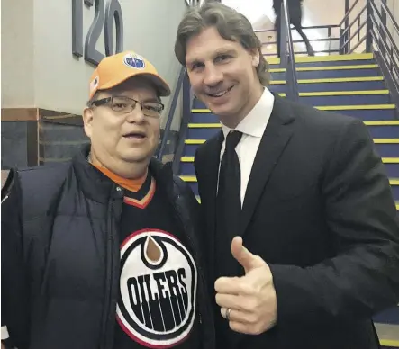  ?? JEFFERY MAJORE ?? Former Northlands employee Jeffery Majore, left, and former Oilers forward Ryan Smyth attend Friday’s Northlands Coliseum farewell charity game between the Spruce Grove Saints and Okotoks Oilers.