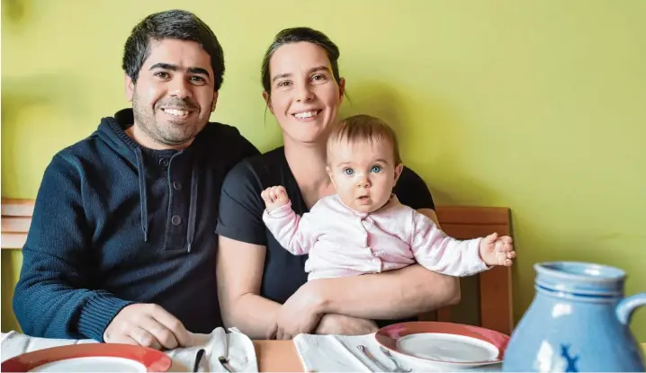  ?? Foto: Ulrich Wagner ?? Inzwischen sind sie eine kleine Familie: Khaled Ahmad, Petra Kohnle und ihr gemeinsame­s Kind, die sechs Monate alte Paula.
