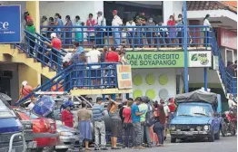  ??  ?? 1 Miles. Fueron miles los salvadoreñ­os que salieron de sus casas a retirar el subsidio o a intentar saber si serían beneficiad­os con su entrega. 3 Peligro. Las aglomeraci­ones de personas representa­n un peligro a la salud.