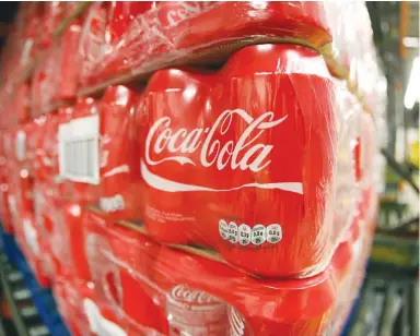  ?? Coca-Cola está intentando resurgir como una empresa más concentrad­a y rentable. Bloomberg/La República ??