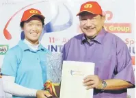  ?? — Gambar ihsan The ClubHouse ?? TAHNIAH: Ashley menerima hadiah dari Tunku Imran (kanan).