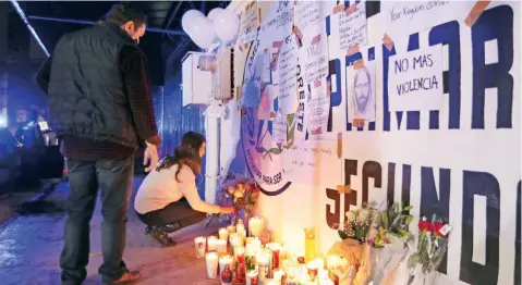  ??  ?? Una ofrenda se colocó afuera del Colegio Americano del Noreste, donde un estudiante disparó contra sus compañeros y la maestra. El gobernador de Nuevo León anunció que junto con la Comisión Estatal de Derechos Humanos analizarán el reforzamie­nto de la...