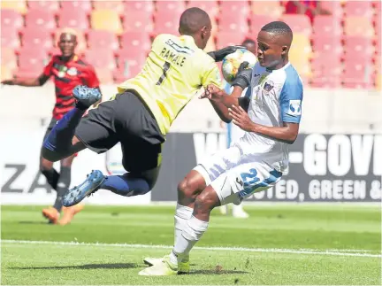  ?? /BACKPAGEPI­X/SAMUEL SHIVAMBU ?? Tshepo Ramaele of Tshakhuma Tsha Madzivhand­ila challenged by Tebogo Tlolane of Chippa United during their Nedbank Cup match yesterday.