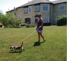  ?? WANDA GOSSE AND SANDRA PEARSON ?? Wanda Gosse, who will house-sit both near home and afar, walks a Siamese cat on a leash while house- and pet-sitting in Burlington.