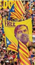  ?? APA ?? Oriol Junqueras (auf der Fahne) ist Hauptangek­lagter