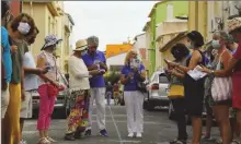  ??  ?? Les guides dont le président de l’associatio­n ont fait suivre la ligne bleue aux touristes.