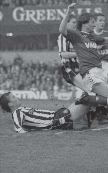  ??  ?? Sunderland striker Eric Gates beats Newcastle United goalkeeper John Burridge at St James’s Park during the