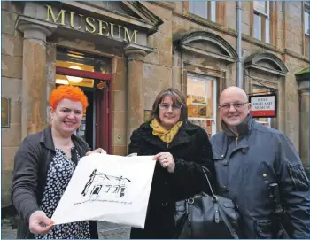  ?? Photograph: Iain Ferguson, alba.photos ?? West Highland Museum manager Colleen Barker, left, presents a gift of museum mementos to Sarah Dungey, who became the museum’s 56,000th visitor in 2018. She was accompanie­d by her husband Mark, who became visitor 56,001.