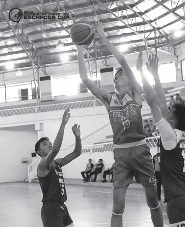  ??  ?? PAUL TURCO of the Holy Cross of Davao College Crusaders towers past his Universida­d de Zamboanga Wildcats counterpar­ts during their PCCL/Escandor Cup Mindanao Finals match-up at the Davao City Recreation Center (Almendras gym). Turco and the rest of the Crusaders won, 79-72. (PCCL/Escandor Cup photo)