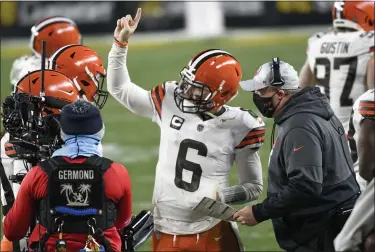  ?? DON WRIGHT — THE ASSOCIATED PRESS ?? Alex Van Pelt talks with Baker Mayfield during the Browns’ victory over the Steelers on Jan. 10in Pittsburgh.