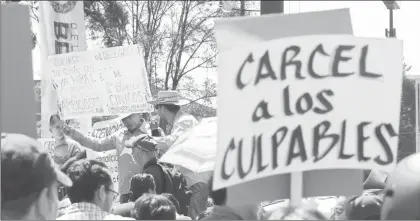  ?? Foto Roberto García Ortiz ?? Protesta en exigencia de justicia y reparación del daño en inmuebles de Benito Juárez