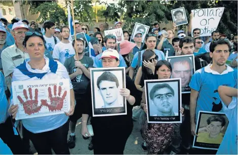  ?? EPA ?? Bereaved family members of Israelis allegedly killed by Palestinia­ns in terrorist attacks protest the prisoners’ possible release in Jerusalem yesterday.