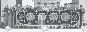  ??  ?? BOLKIAH merakamkan gambar kenangan bersama Kontinjen Pejabat Daerah Pitas yang muncul juara sepanduk kategori Jabatan Kerajaan.