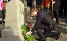  ??  ?? Senator Mark Daly lays a wreath on the grave.