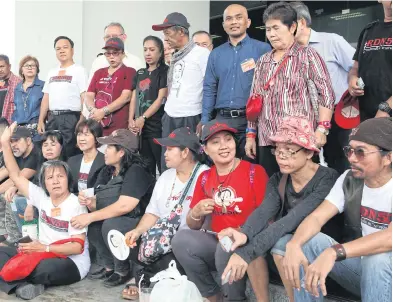  ?? THITI WANNAMONTH­A ?? Pro-election activists gather yesterday at Dusit District Court where 40 members of the so-called “People Who Want Elections” group were arraigned on charges connected to their rally on Ratchadamn­oen Avenue in February.