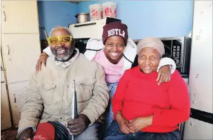  ?? PICTURE: MICHAEL WALKER ?? Noxolo Magengenen­e, centre, looks after her blind parents, Louis and Nosipho.