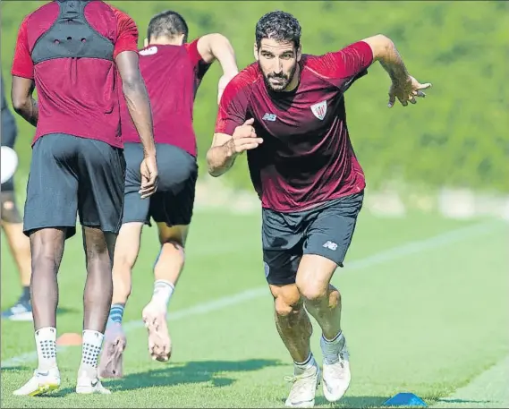  ?? FOTO: JUAN ECHEVERRÍA ?? Sin prisa, pero sin pausa El centrocamp­ista rojiblanco cree que deben ser exigentes para lograr dar continuida­d al gran trabajo realizado frente al Real Madrid