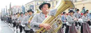  ?? FOTO: TOBIAS HASE ?? Der Trachten- und Schützenzu­g ist mit sieben Kilometern Länge einer der größten der Welt.