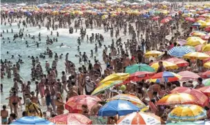  ??  ?? Brezilya’nın Copacabana Plajı, geçmişte yoğunluğuy­la da ünlüydü (üstte). İspanya Tarragona’daki gibi büyük kalabalıkl­ar ağırlayan etkinlikle­r de koronavirü­s önlemlerin­den etkilenece­k (altta).