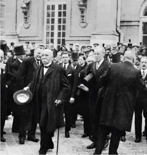  ??  ?? CABEZAS DE GOBIERNO. Arriba, el primer ministro francés Georges Clemenceau y el presidente estadounid­ense Woodrow Wilson, entre otros líderes, saliendo del Palacio de Versalles después de firmar el acuerdo de paz el 28 de junio de 1919.