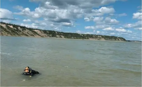  ?? RCMP HANDOUT PHOTO ?? The RCMP Underwater Recovery Team searches the Nelson River following the discovery of several items linked to suspected killers Bryer Schmegelsk­y and Kam McLeod on the shore of the river on Friday.