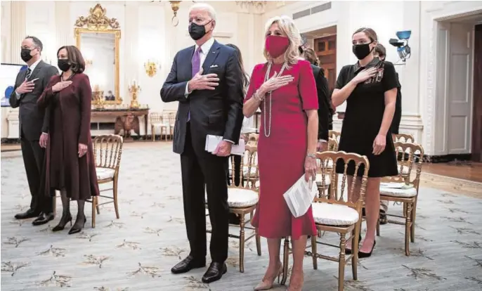  ?? EFE ?? Joe Biden, Kamala Harris y sus respectivo­s cónyuges, Jill Biden y Doug Emhoff, escuchan el himno nacional de EE.UU. en la Casa Blanca