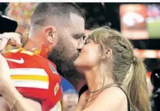  ?? FOTO: ANDERSON/AP/DPA ?? Pop-Superstar Taylor Swift (rechts) küsst Kansas City Chiefs Tight End Travis Kelce nach dem Sieg innig.