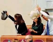  ?? (foto LaPresse) ?? Il gesto del Pd La capogruppo del Pd in Campidogli­o Michela Di Biase e un collega di partito sventolano sacchetti della spazzatura in aula protestand­o per la gestione dei rifiuti della giunta Raggi