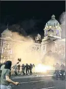  ?? KOCA SULEJMANOV­IC / EFE ?? Enfrentami­entos en Belgrado
