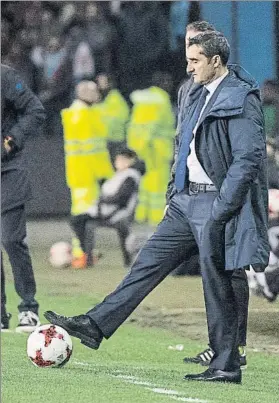  ?? FOTO: PERE PUNTÍ ?? Ernesto Valverde toca el balón en Balaídos El Txingurri empezó 2018 invicto