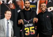  ?? Matt York / Associated Press ?? Phoenix Suns forward Kevin Durant, center, was introduced Thursday in front of about 3,000 fans, many of whom were already wearing his No. 35 jersey.