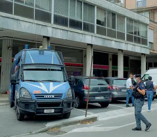  ?? (Bergamasch­i) ?? L’intervento
Lo sgombero dell’edificio occupato dagli eredi del Collettivo di Scienze politiche