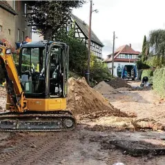  ??  ?? Die Baustelle im Sprottenwe­g südlich der Kirche bekommt in diesem und im Folgemonat noch eine Asphaltdec­ke.