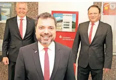  ?? FOTO: SAN ?? Der Vorstand der Sparkasse am Niederrhei­n stellte die Jahresbila­nz 2020 vor. Von links: Bernd Zibell, Giovanni Malaponti und Frank-Rainer Laake.