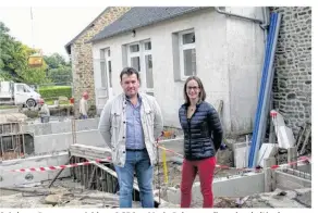  ??  ?? Stéphane Reuzeau, président OGEC et Marie Balusson, directrice de l’école, devant l’extention qui se situera derrière l’école.