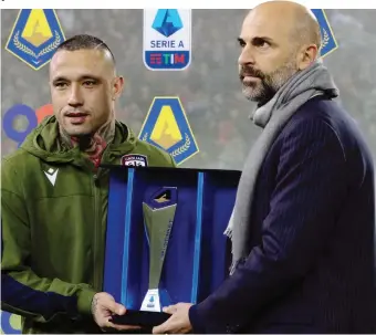  ?? ANSA ?? Il presidente del Cagliari, Tommaso Giulini, con Radja Nainggolan