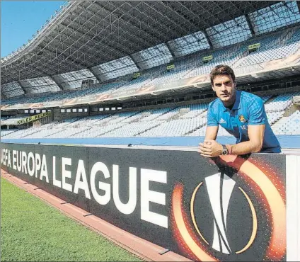  ?? FOTO: UNCITI ?? Xabi Prieto posa para Mundo Deportivo junto a una valla adornada con el nombre y el logotipo de la Europa League