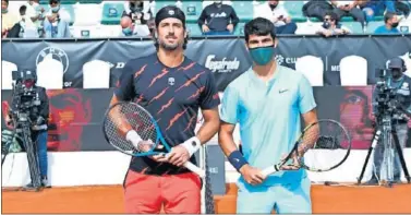  ??  ?? Feliciano López y Carlos Alcaraz, antes de enfrentars­e en el Andalucía Open, con triunfo de la promesa.