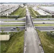  ?? MATIAS J. OCNER mocner@miamiheral­d.com ?? An aerial view of a closed bridge on Northwest 154 Street linking Hialeah to Miami Lakes.