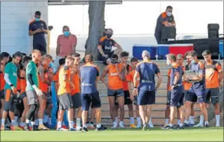  ??  ?? La plantilla y el cuerpo técnico del Valencia, durante el entrenamie­nto de ayer.