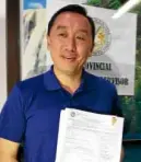  ?? —LEOUDTOHAN ?? PARTY RIVALS Rep. Arthur Yap (left) holds his COC as a PDPLaban candidate for governor, while actor Roberto Reyes, aka “Amay Bisaya,” has a similar endorsemen­t by the party as gubernator­ial candidate of Bohol province.