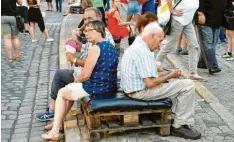  ??  ?? Eine Pause: An vielen Stellen gibt es Sitzgelege­nheiten, so wie diese Sofas aus Paletten in der Maximilian­straße.