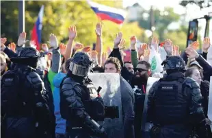  ?? Foto Matej Družnik ?? Komisija za nadzor varnostnih in obveščeval­nih služb je včeraj od generalneg­a direktorja Policije Antona Olaja ni dobila prepričlji­vega odgovora, kdo je pravzaprav poveljeval ob protestih 5. oktobra, na katerih je bila uporabljen­a zelo velika količina solzivca.