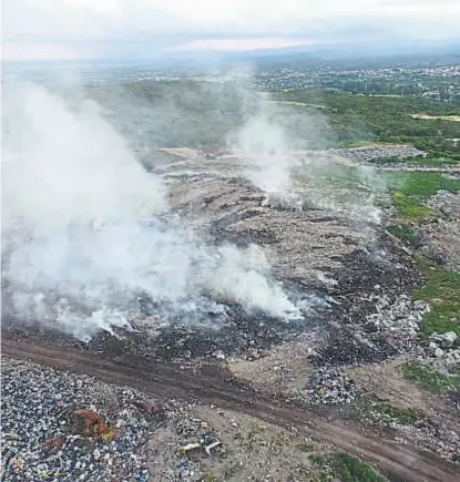  ?? (LA VOZ) ?? Señales de humo. Ayer, la contaminac­ión que emana del basural de Villa Carlos Paz desde hace semanas.