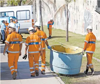  ??  ?? Garis recolheram caixas d’água, mangueiras e entulhos na região da Avenida Leopoldo Bulhões