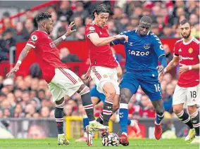  ?? ?? Everton’s Abdoulaye Doucoure is surrounded by United opponents