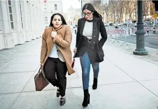  ??  ?? Emma Coronel, esposa de Joaquín Guzmán, asistió ayer a la Corte en Brooklyn, donde se realiza el juicio de su esposo/REUTERS