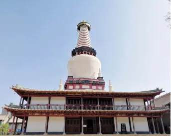  ??  ?? The white stupa at Dafo Temple in downtown Zhangye — Shi Jia