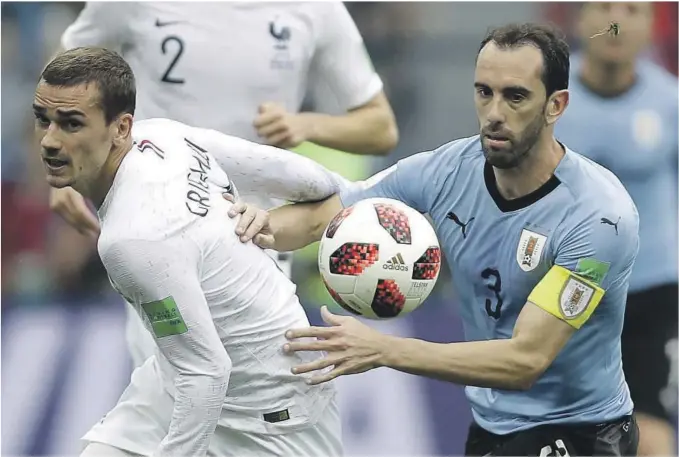  ?? FOTO: AP- NTB SCANPIX ?? INVOLVERT: Antoine Griezmann (til v.) bidro med mål og assist da Frankrike slo Uruguay 2-0 i VM-kvartfinal­en. Her i kamp mot Uruguay’s Diego Godi.