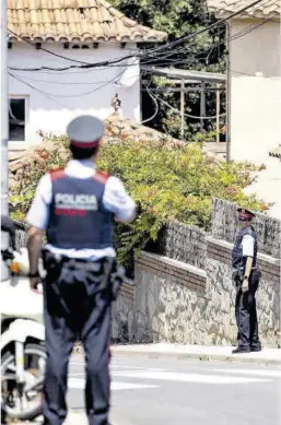  ?? Robert Ramos ?? Patrulla de Mossos d’Esquadra, en el barrio de La Floresta.